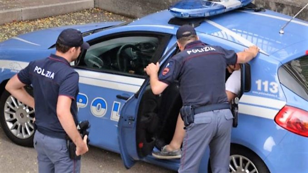 Pedofilo si masturba in auto con una bambina. Orrore a Stresa