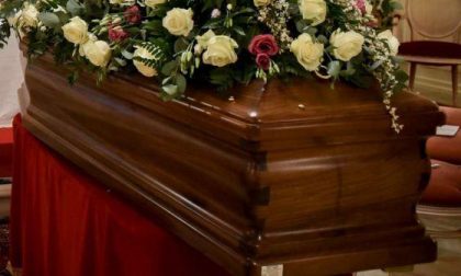 Al suo funerale non vuole la figlia e il genero, le ultime volontà nei manifesti funebri