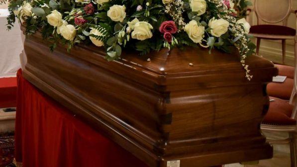 Al suo funerale non vuole la figlia e il genero, le ultime volontà nei manifesti funebri