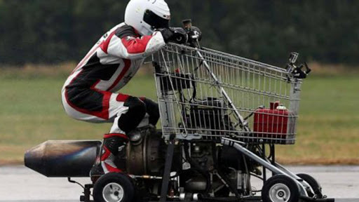 Camminavano in superstrada spingendo il carrello del supermercato