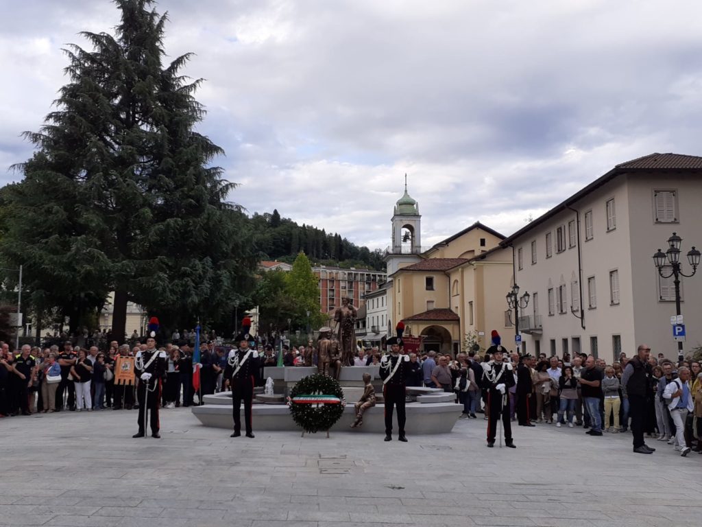 Anche Sgarbi e Salvini all’inaugurazione della fontana contro la mafia a Borgosesia