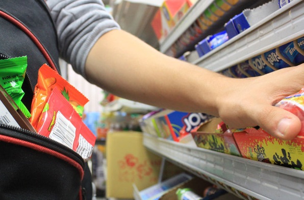 Ruba al supermercato, aggredisce un addetto ma la Polizia municipale lo arresta