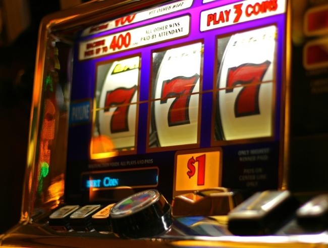Gioco d’azzardo, sequestrate 150 macchinette e multe per 300mila euro
