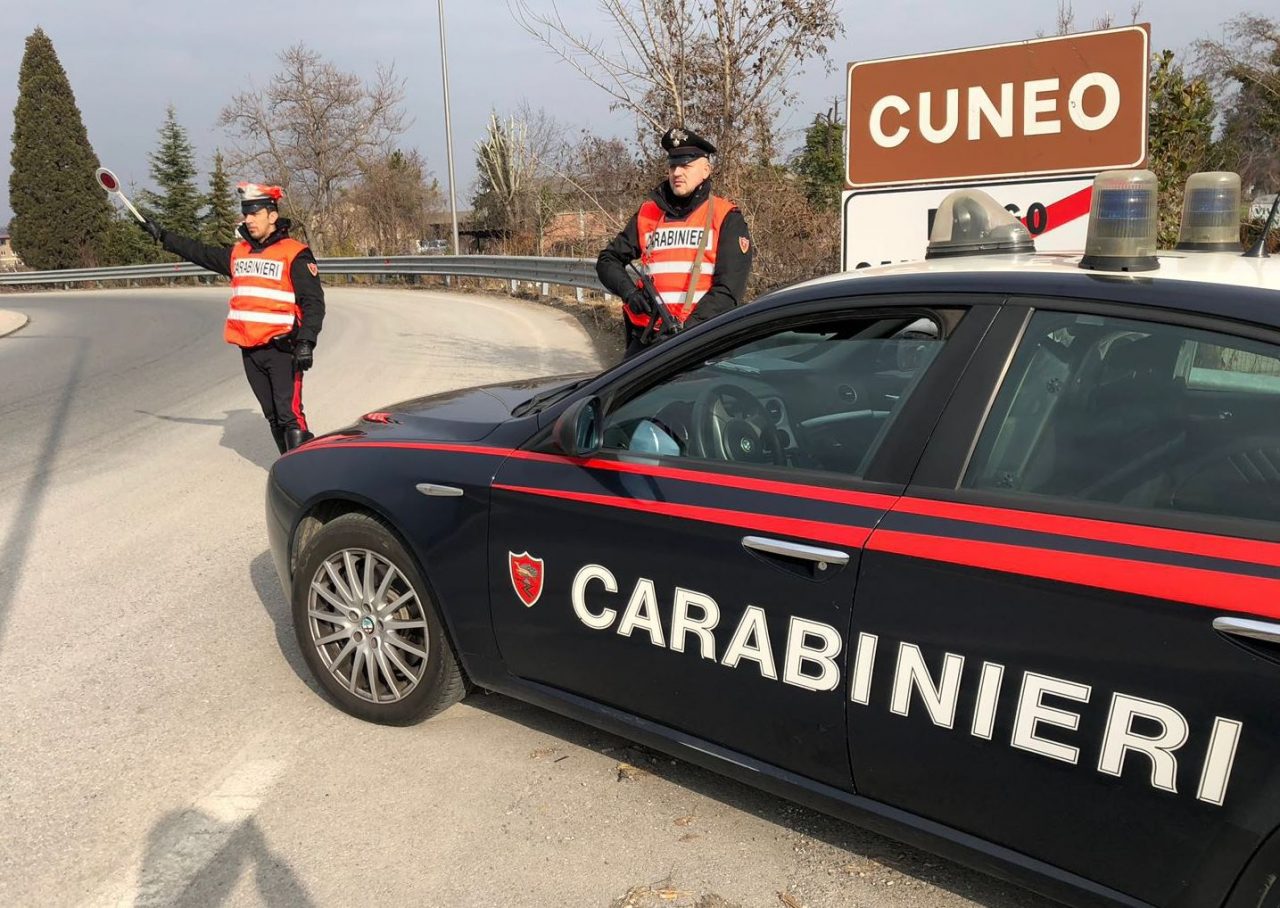 “Spaccata” della vetrina, via con gli occhiali rubati ma la fuga dura poco