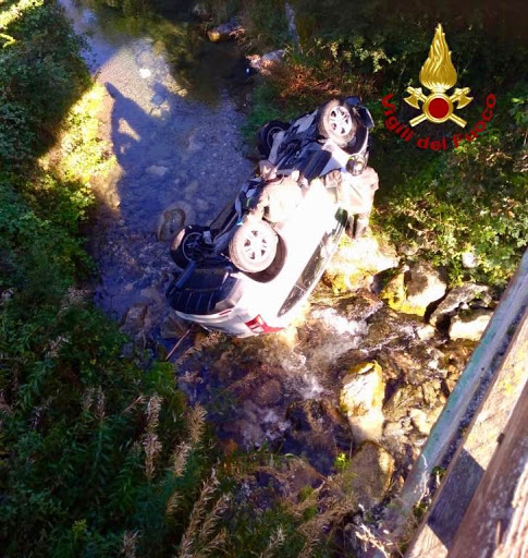 Esce di strada, finisce in un torrente e i Vigili del fuoco la salvano