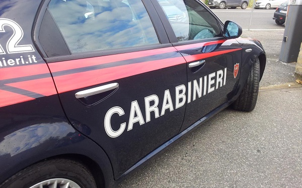 Ruba giubbotto e colpisce i commessi, 23enne arrestato per rapina impropria