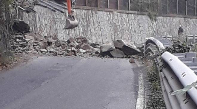 Grossa frana sulla strada del Turchino. Tecnici al lavoro, traffico interrotto