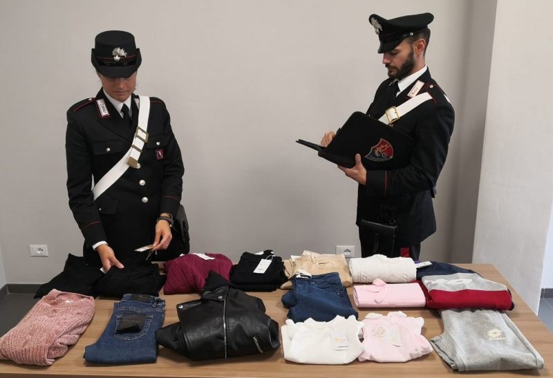 Rubavano abbigliamento, due donne denunciate e merce restituita
