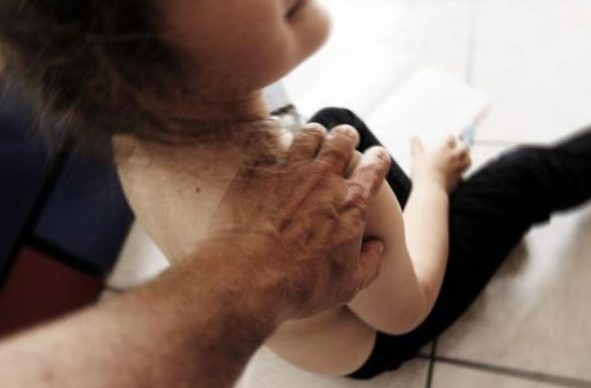 Abusi sulla figlia di cinque anni in vacanza, papà condannato