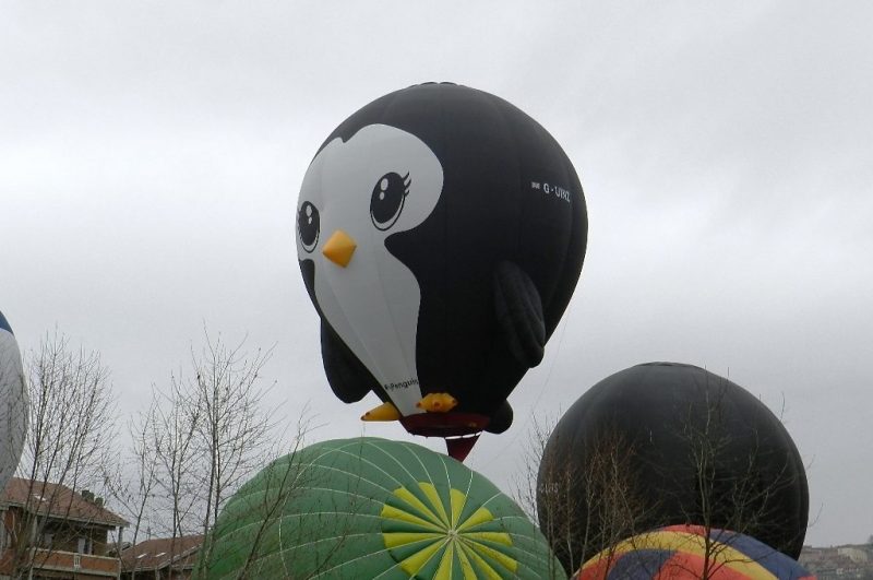 Distrutta in un incendio la mongolfiera pinguino che incantò Mondovì