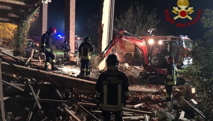 Due esplosioni e crolla una casa. Morti tre Vigili del fuoco