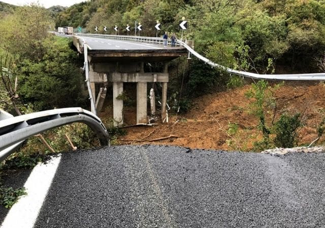 Torino-Savona, sopra il viadotto caduto ci sono altri 15mila metri cubi di fango