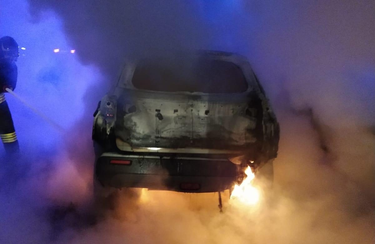 Auto in fiamme sull’autostrada in direzione Genova
