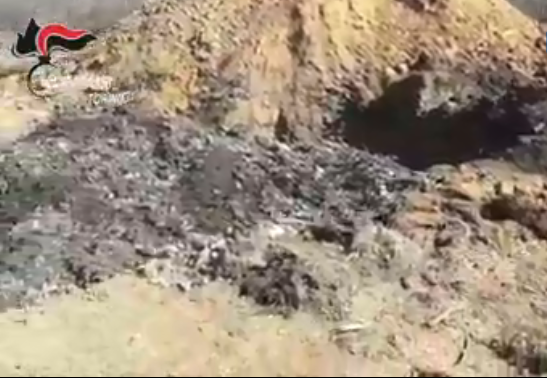 Rifiuti pericolosi di un’azienda di Cuneo buttati nel fosso. Quattro arresti VIDEO