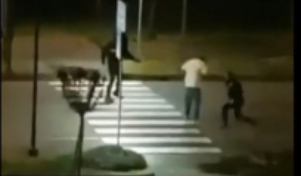 In barba al Decreto, “spray-art” sulla fontana: poi tira fuori il coltello… VIDEO