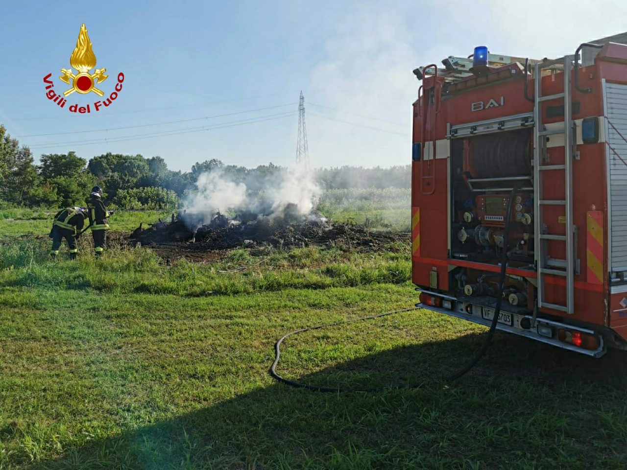 Cumulo di sfalci a fuoco in prossimità dell’uscita Castagnito