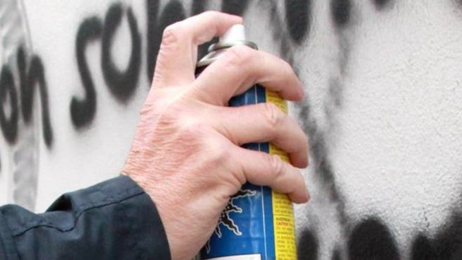Cuneo: svastiche disegnate davanti al monumento della Resistenza