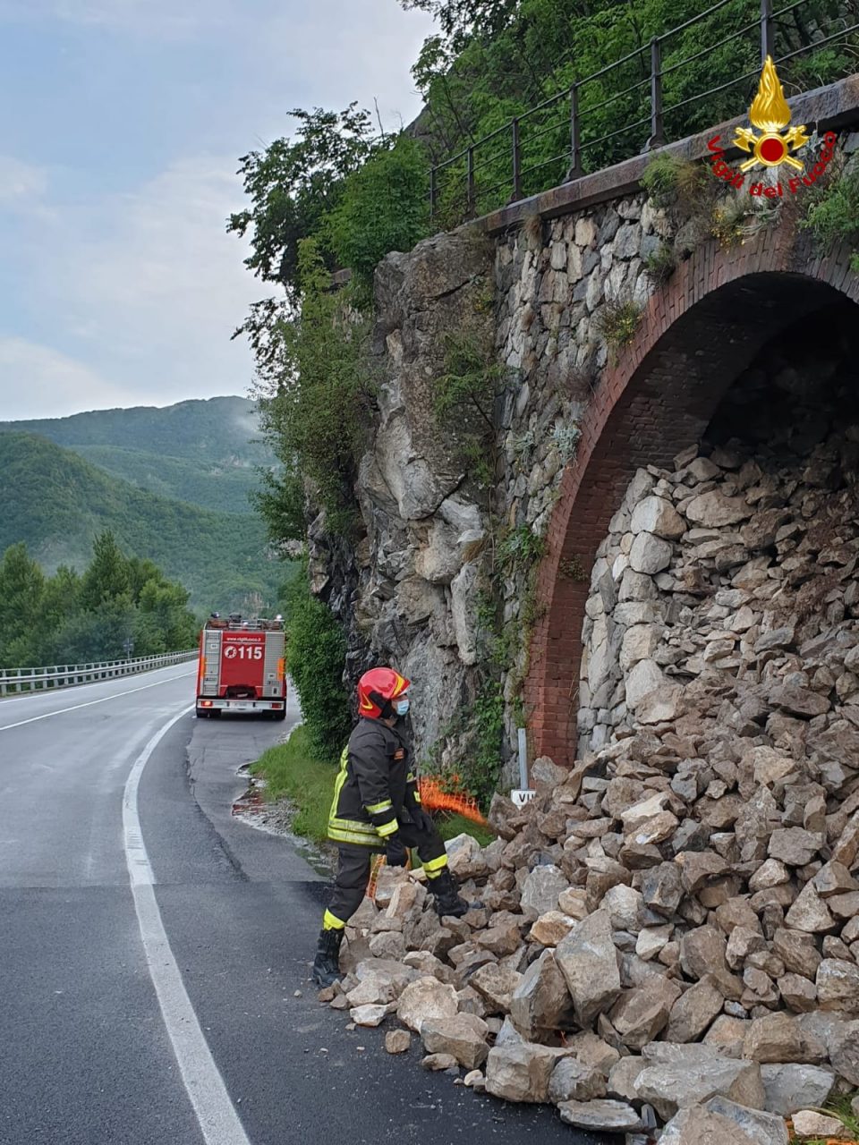 Frana sulla statale 28: intervento dei Vigili del Fuoco