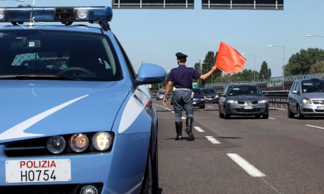 Polizia Stradale blocca il furgone: alimenti destinati a Rsa confiscati perchè mal conservati