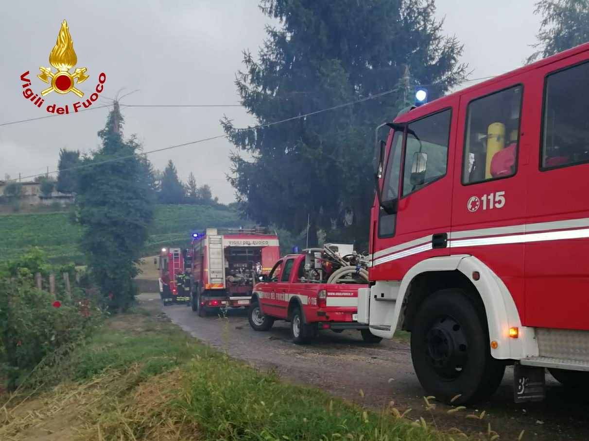 Incendio in un deposito di attrezzi, i soccorsi