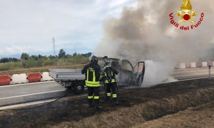 Furgone in fiamme sulla A33 Cuneo- Asti 