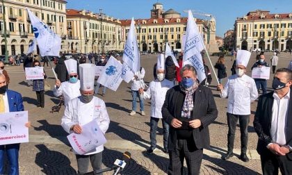 Ristoratori e albergatori in piazza a Cuneo, flash mob contro il Dpcm