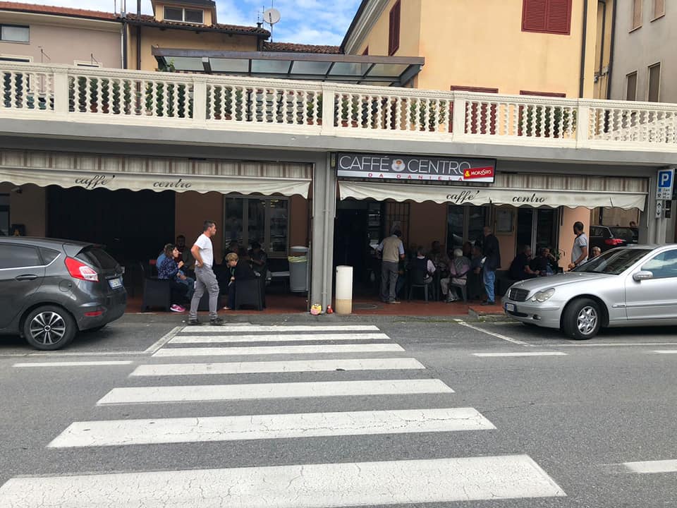 Multa per aver violato il Dpcm, la barista: “Ora mi incateno qui!”