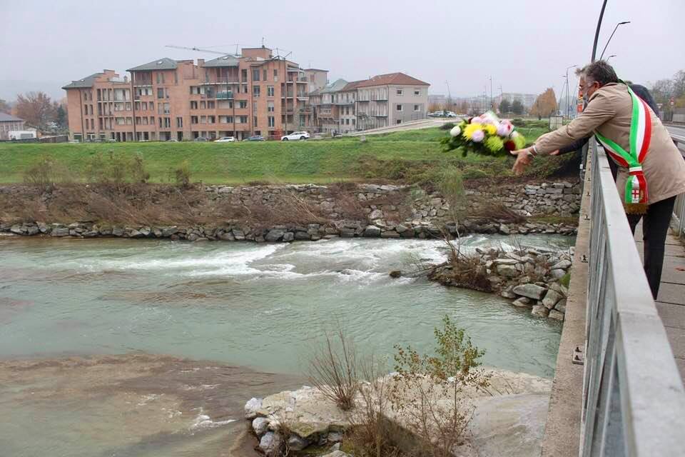 Una corona di fiori nel Tanaro, ad Alba il sindaco ricorda le vittime dell’alluvione del 1994
