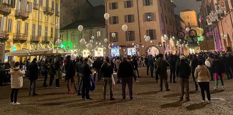 “Le nostre attività voleranno via come questi palloncini”, flash mob dei commercianti albesi contro il Dpcm VIDEO