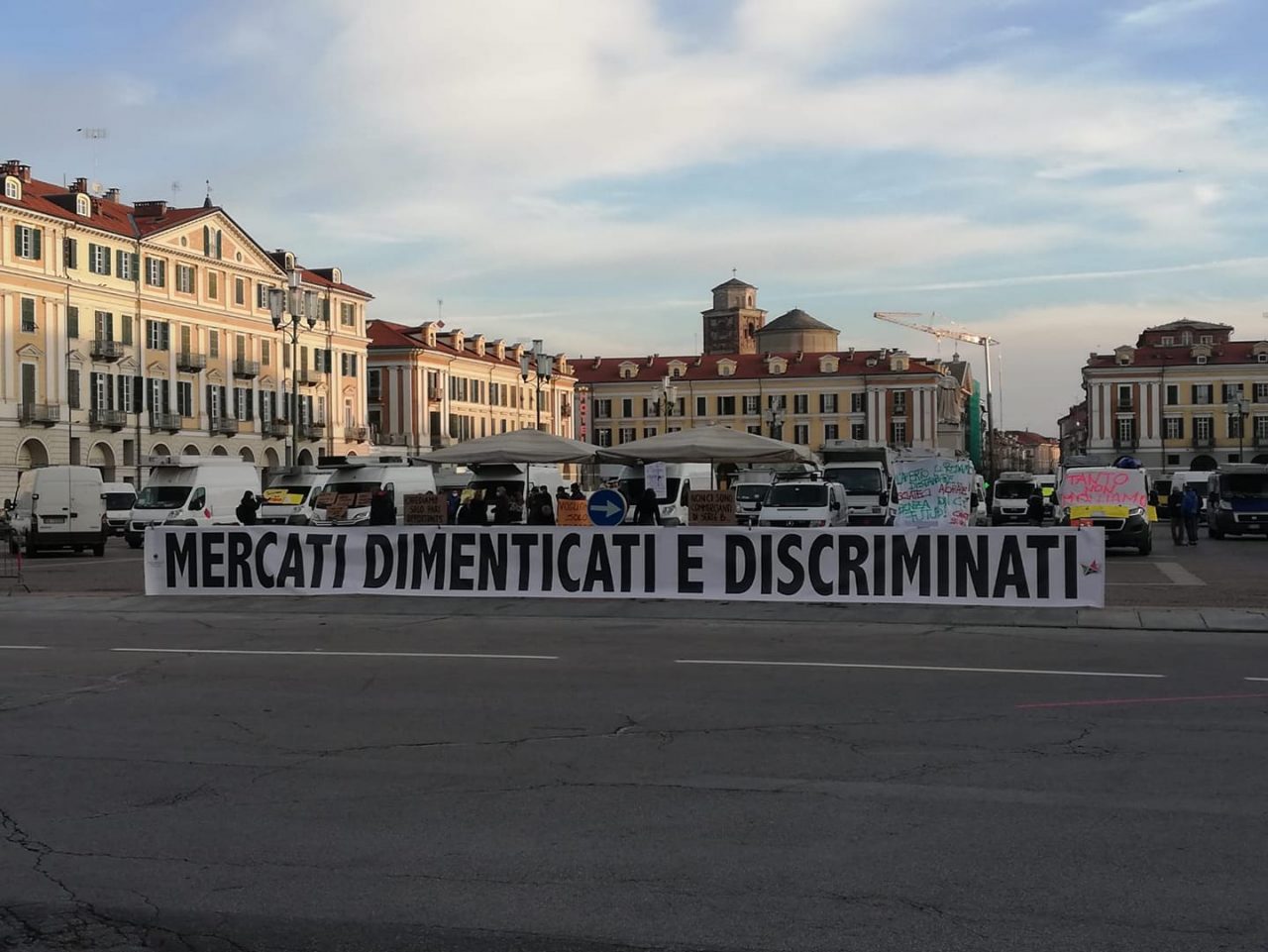 Ambulanti in piazza Galimberti a Cuneo: “Mercati discriminati e dimenticati” VIDEO