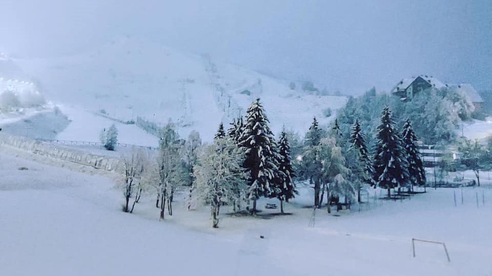 Sulle Montagne Della Granda Il Risveglio E Innevato Prima Cuneo