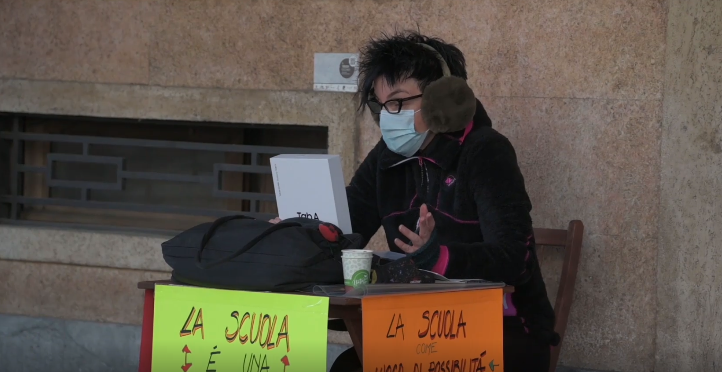 Con tavolino e tablet davanti al suo liceo, la prof di Cuneo: “Riaprite le scuole!”