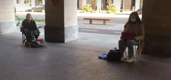 Due studentesse a sostegno della loro prof, lezione davanti al liceo Peano-Pellico