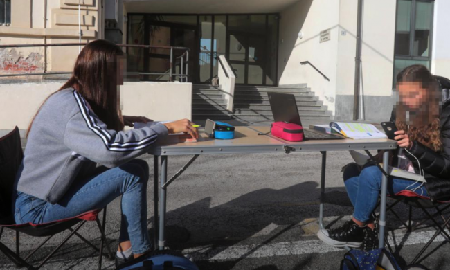 Si era messa a studiare con tavolino e pc davanti al suo liceo, ora la lettera a Cirio