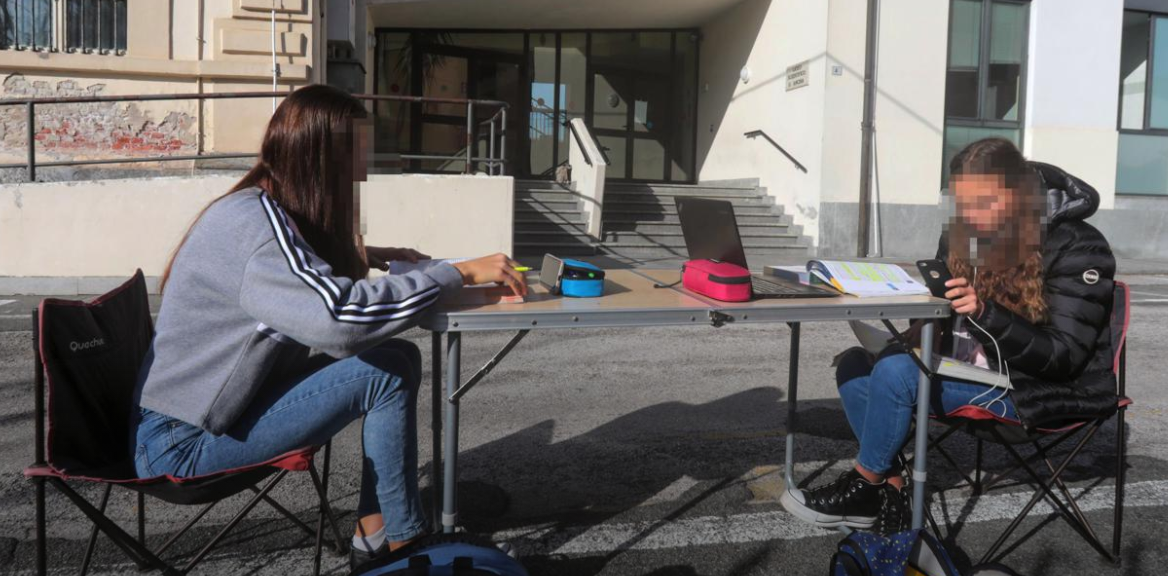 Si mette a studiare con tavolino e pc davanti al liceo, la foto commuove