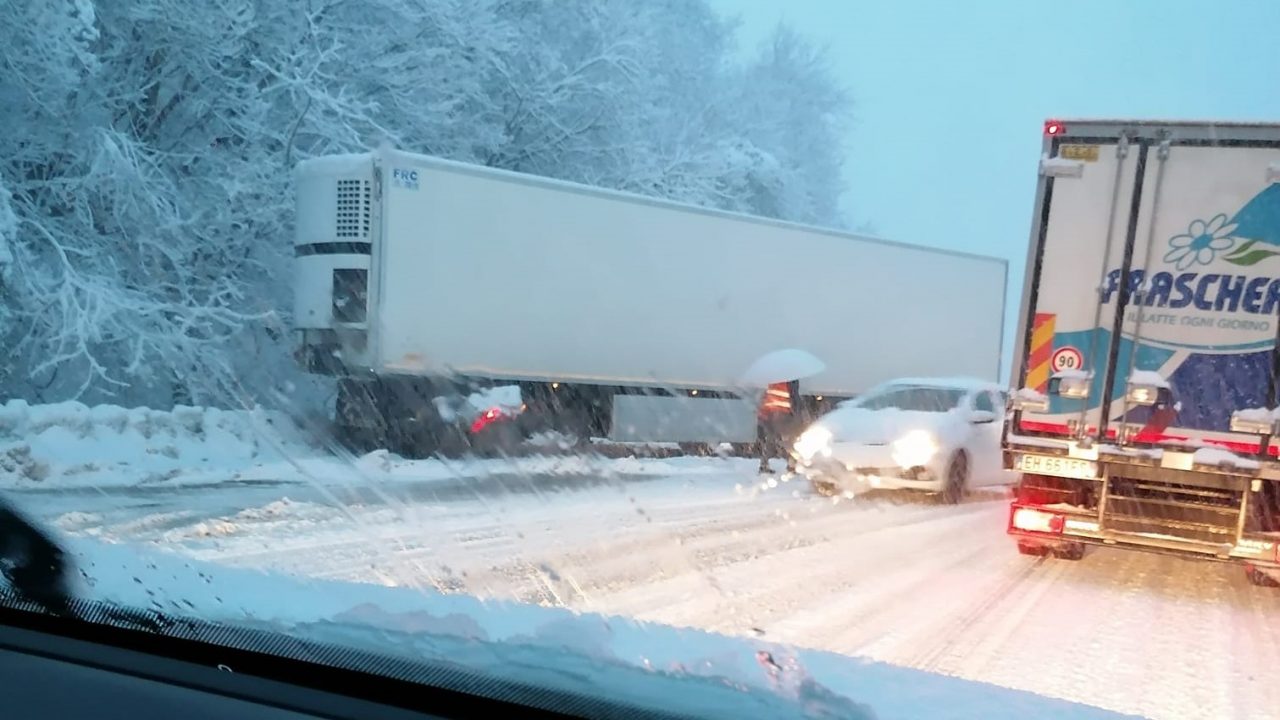 Allerta neve Cuneo: statale 28 in tilt a Ceva FOTO