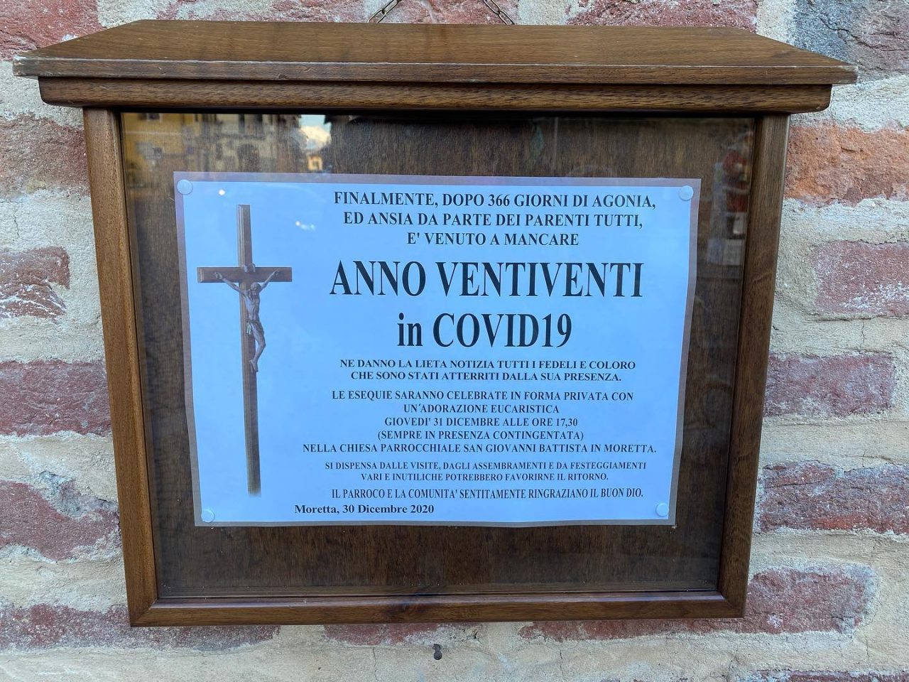 Manifesto funebre per il Covid-19: “Dopo 366 giorni di ansia è venuto a mancare”