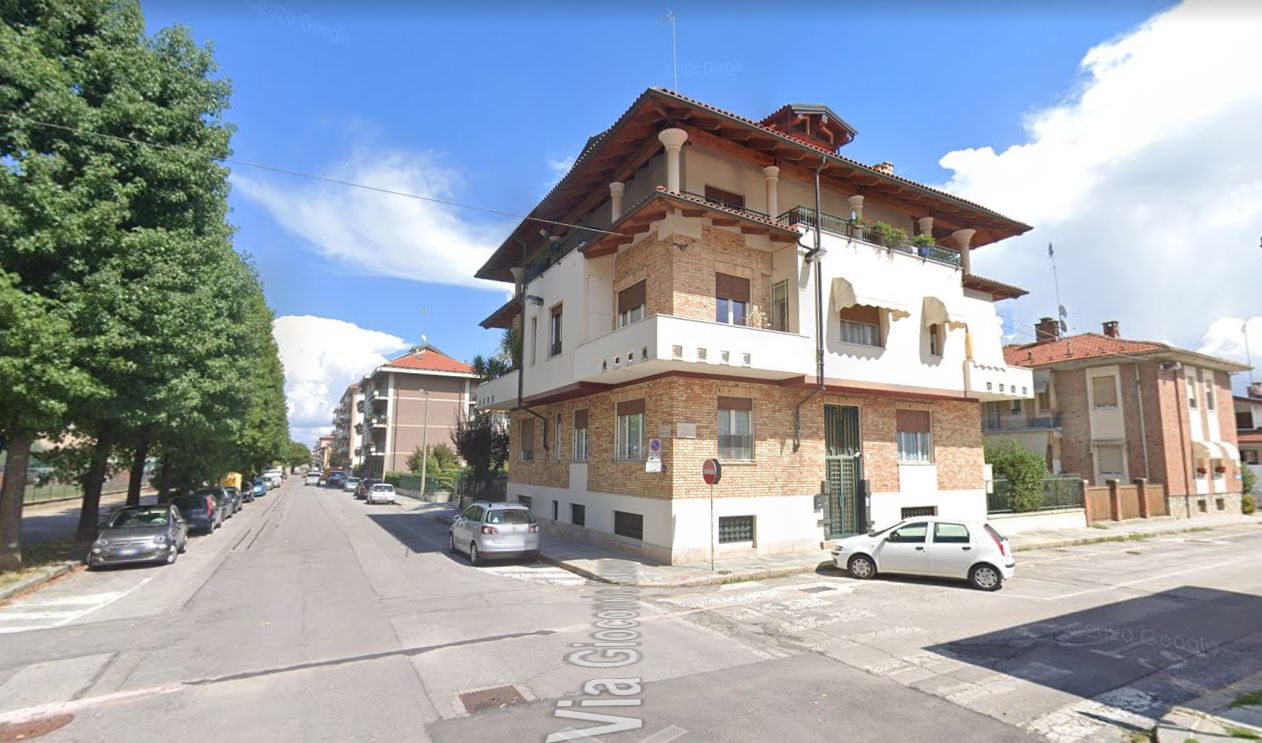 Blocco di cemento e ferro colpisce una 43enne in via Medaglie d’Oro