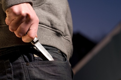 Minaccia una ragazza con un coltello da cucina e poi le ruba l’auto