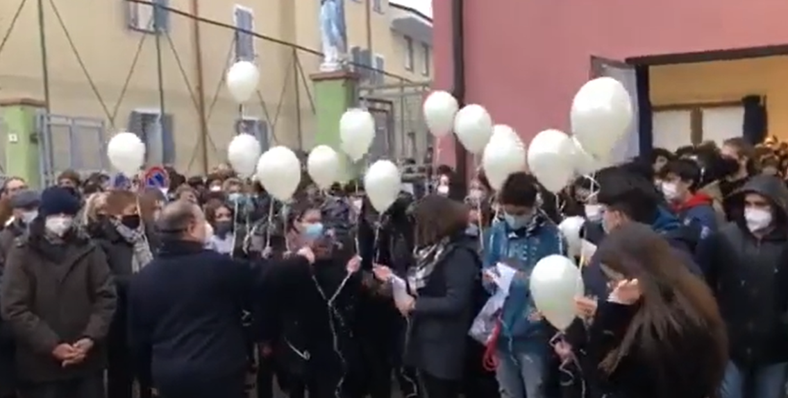 L’addio a Pietro, i suoi amici lo ricordano con i palloncini bianchi