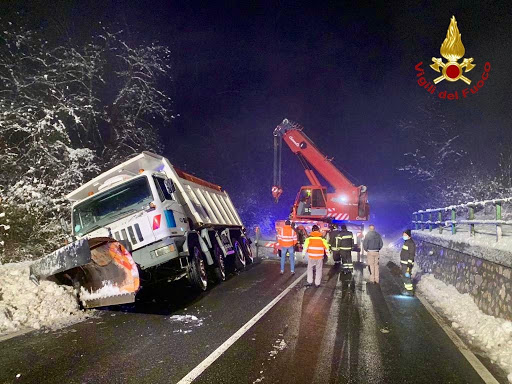 Autocarro ribaltato lungo la Ss28, intervento dei Vigili del fuoco con autogru FOTO