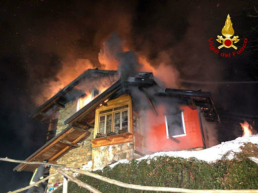 Intera abitazione in fiamme nella notte nel Cuneese
