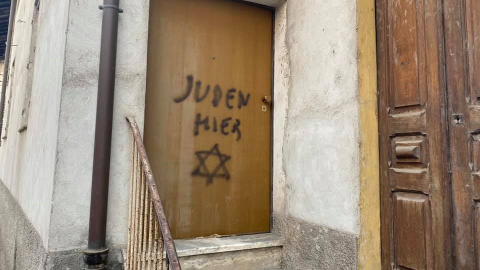Scritta “Juden hier” sulla casa di Lidia Rolfi: nessun colpevole, la Procura chiede l’archiviazione del caso
