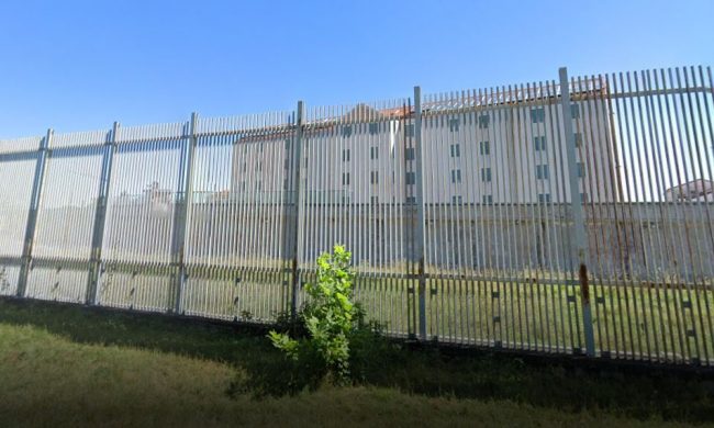 Agente di polizia ferito dopo che un detenuto ha dato in escandescenza