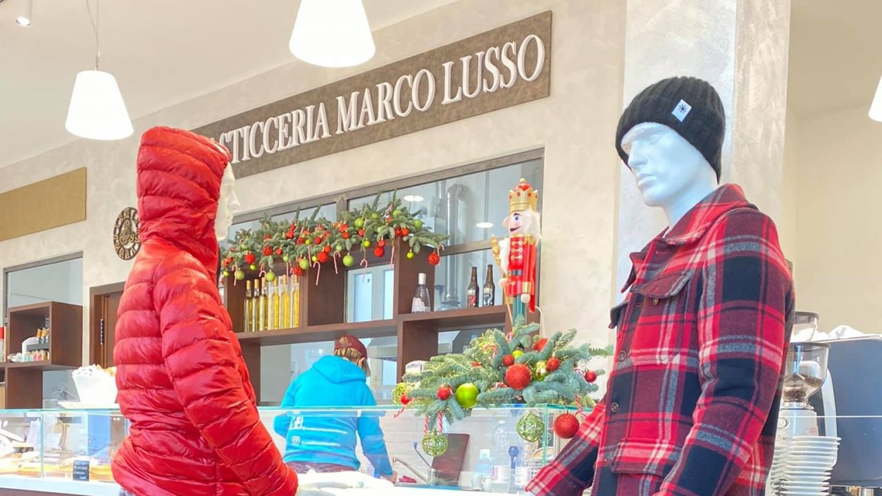 Pasticceria ai tavoli e al bancone mette… i manichini
