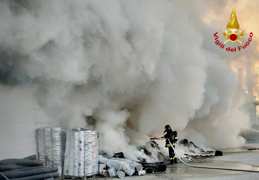 Mondovì, fiamme divampate nella mattina in un magazzino all’aperto