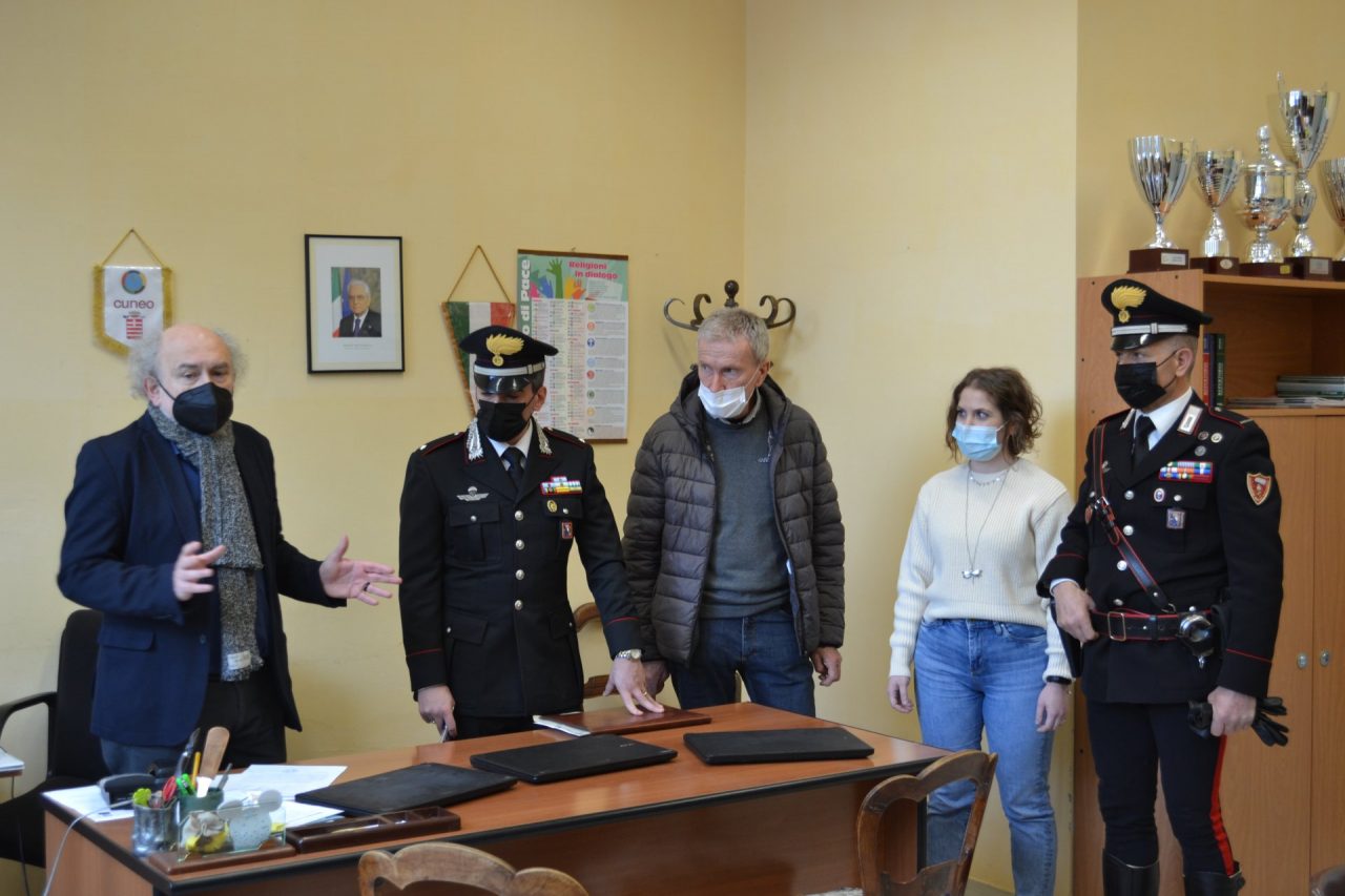 Ladri dei computer, fermato un 17enne autore dei furti nelle scuole Cuneesi