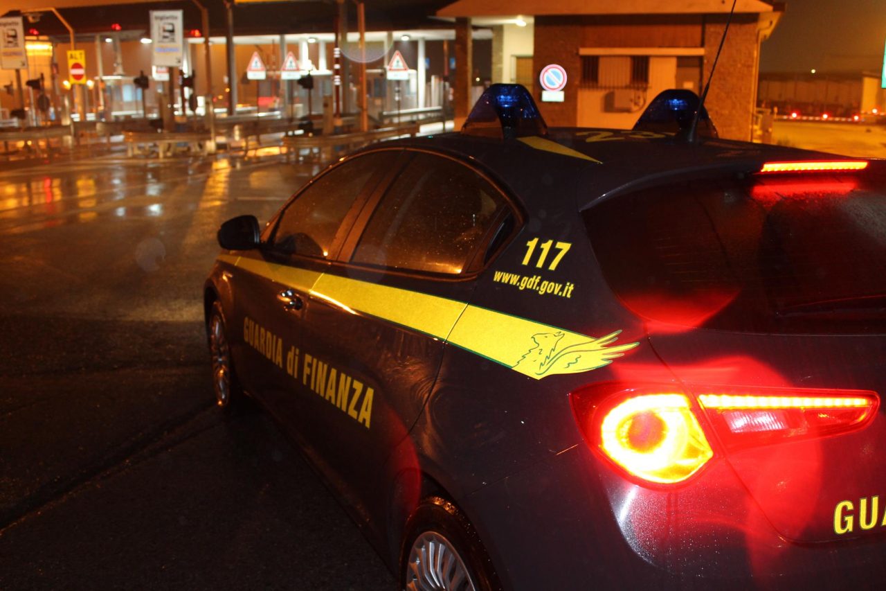 Beccato spacciatore 24enne con quasi mezzo chilo di hashish e marijuana