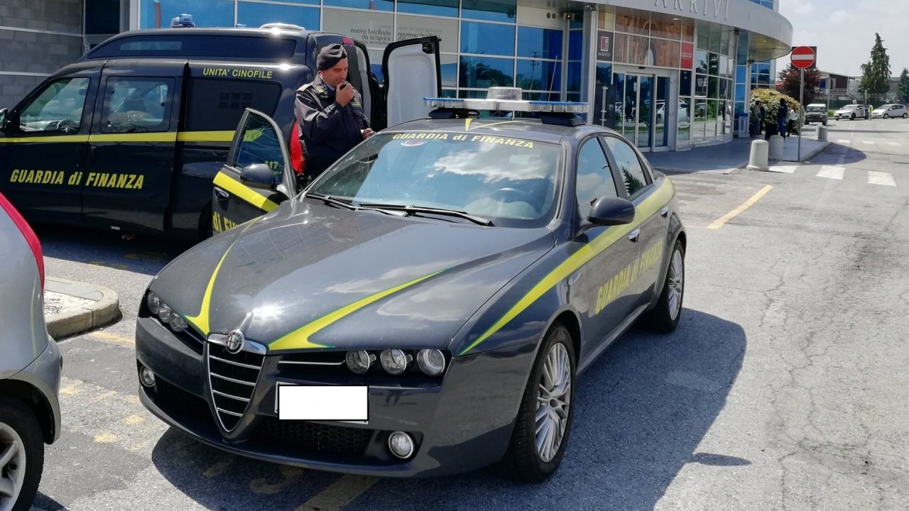 Tabacco di contrabbando e 30mila euro non dichiarati, sequestri e sanzioni all’aeroporto di Cuneo