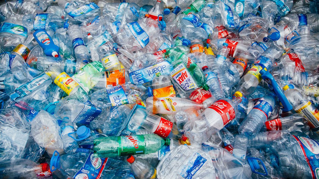 Come differenziare le bottiglie di plastica? - ONA Ambiente